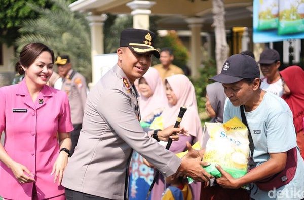 Antusias Warga Berburu Beras Murah Polres Kediri Rp 11.200/Kg Antusias Warga Berburu Beras Murah Polres Kediri Rp 11.200Kg